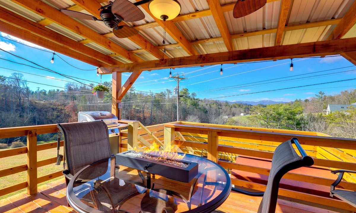 Marshall Apartment | Pet-Friendly Studio w/Hot Tub & Views in Marshall