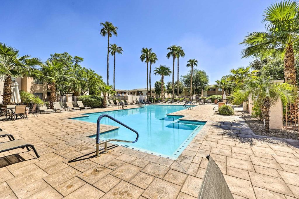 Maryvale House | Phoenix Group Getaway, 3 Mi to State Farm Stadium!