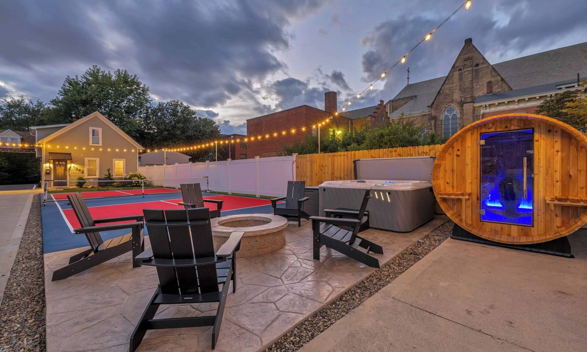 Detroit - Shoreway House | Pickleball | Hot Tub | Sauna | 3 King BR + Bunk RM