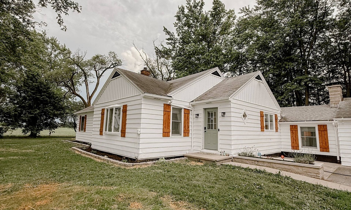 Saint Marys  Allen County House | Pinch of Cozy, Farm House with Hot Tub, 1 Minute Walk to Local Farm Store