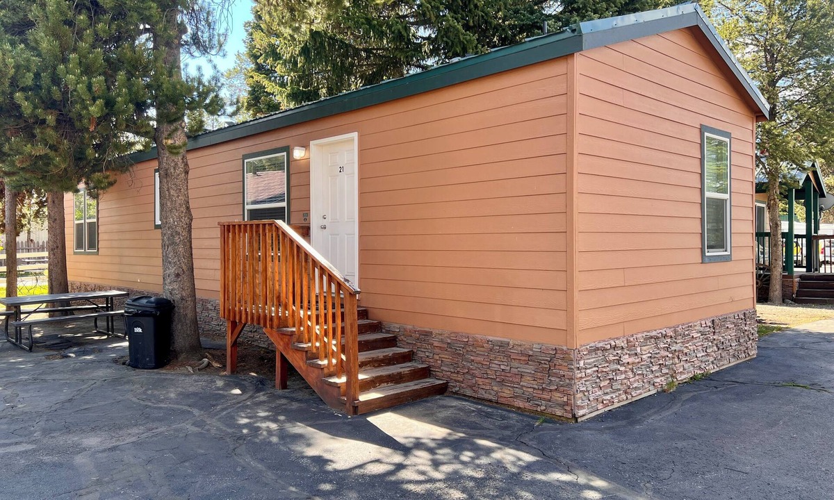 West Yellowstone Hotel | Pioneer Motel