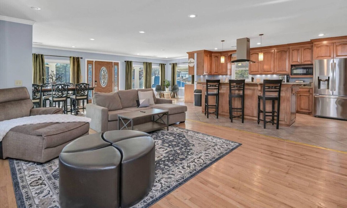 Columbia House | Pond View Retreat | Bright & Spacious 3BR