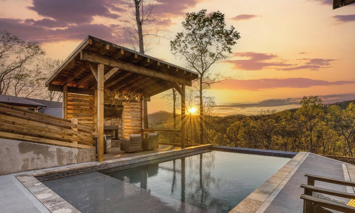 Mineral Bluff Cabin | POOL, 4 king en suites, mountain views, hot tub and LUXURY