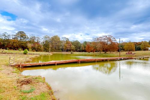 Orchard Hill House | Pool, Fire Pit & Pond: Angler's Retreat in Griffin