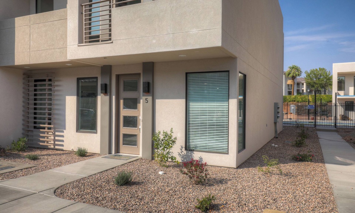 St. George House | Pool Open! | Pool View | Cable TV + Streaming | New | Built in Bunk Beds | #5