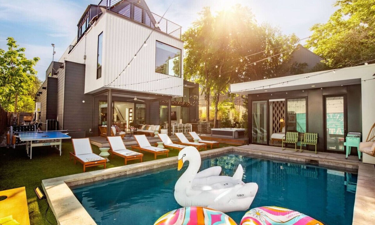 Bouldin House | Pool, Spa, FirePits, Speakeasy, Minigolf, Sleep 18
