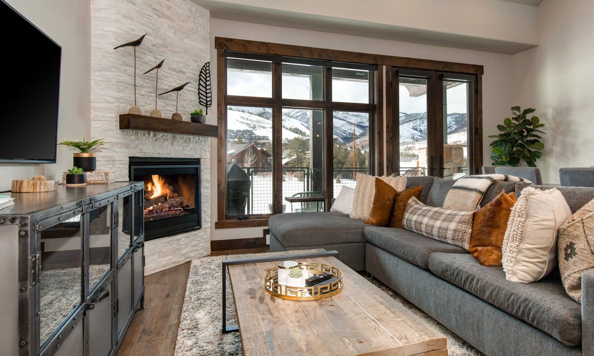 Park City Condo | Prime Location, Community Amenities, Chef's kitchen + BBQ! Great Views!