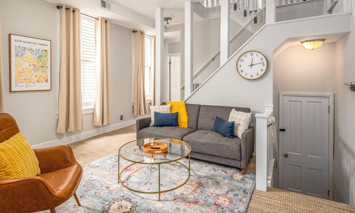 Mount Adams Apartment | Prime Mt Adams+Lux Beds+Sleeps 6ppl+Deck Views+Smart TVs+Spacious Living Rooms