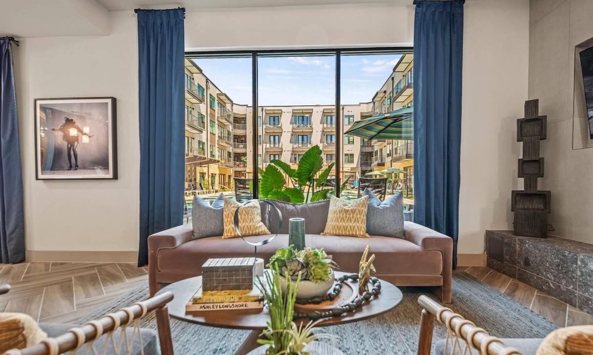 Highland Apartment | Prime West Downtown Studio w Washer Dryer