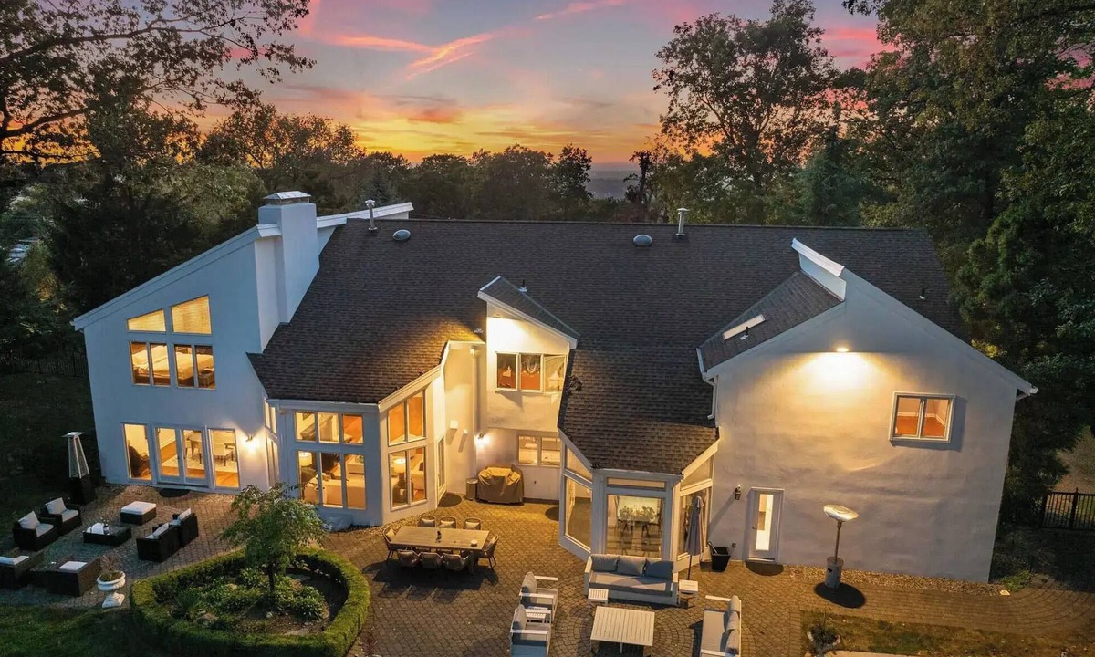 Cresskill House | Private 1-Acre Luxury Estate with Pool 5BR 20 Min to Manhattan & NYC