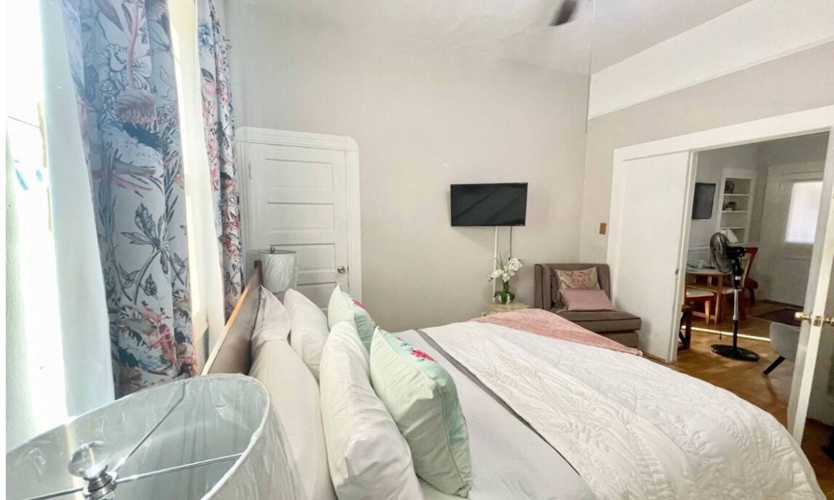 Wilshire House | Private 1bedroom 1 bath bungalow close to most desirable location in LA