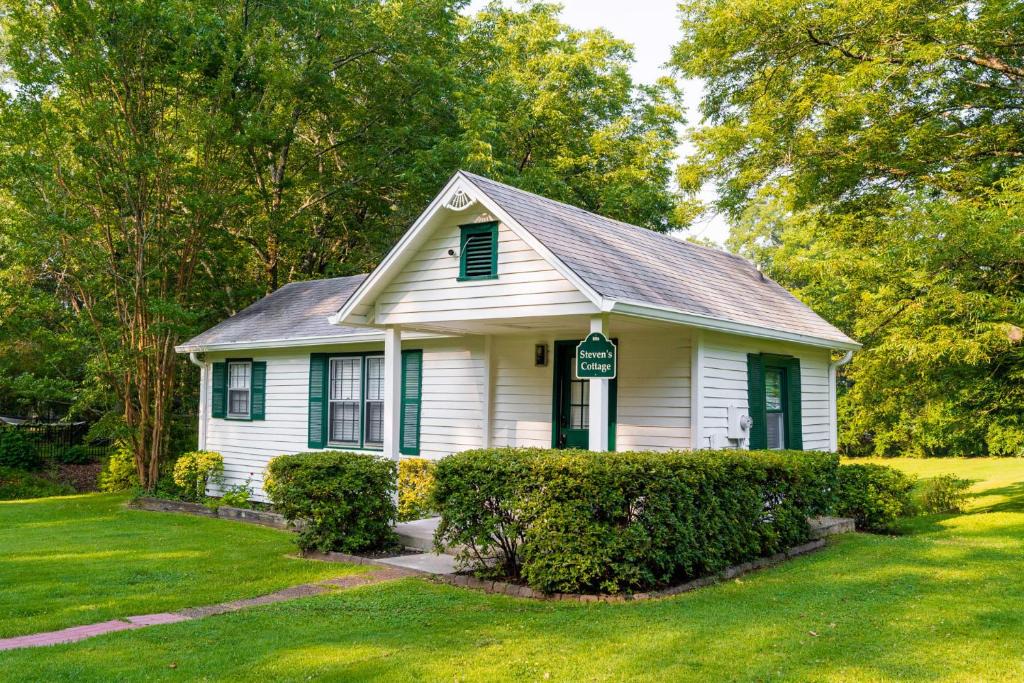 Norcross House | Private 1BR Cottage In Downtown Historic Norcross