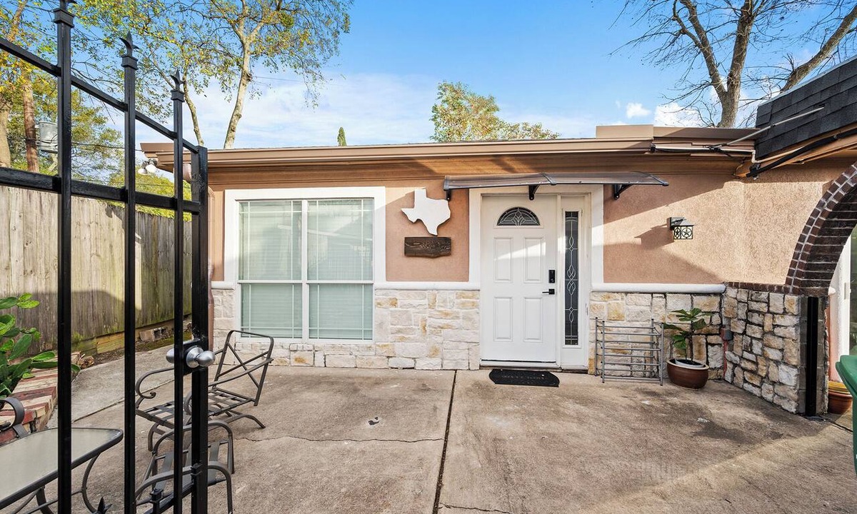Sharpstown Apartment | PRIVATE 2BR GUESTHOUSE: Food Hub & Easy Freeway Access in International District