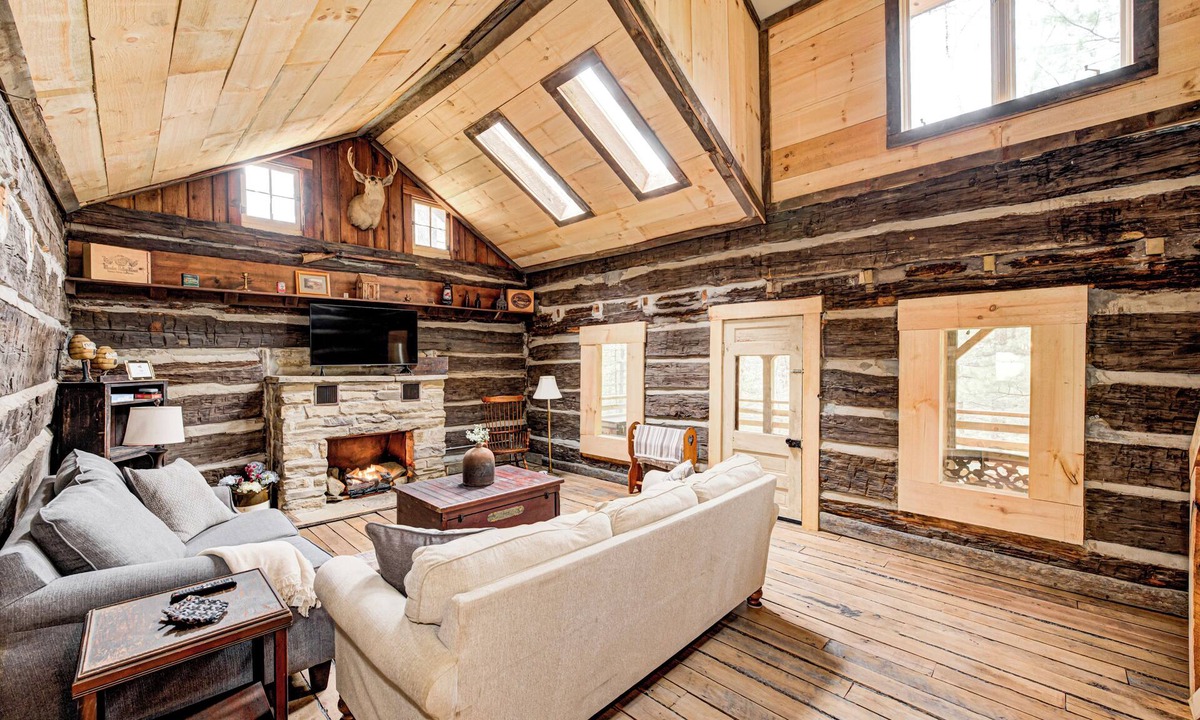 Helmsburg Cabin | Private 3.5 acre Waterfront Cabin with Hot Tub, WiFi, Minutes from Nashville