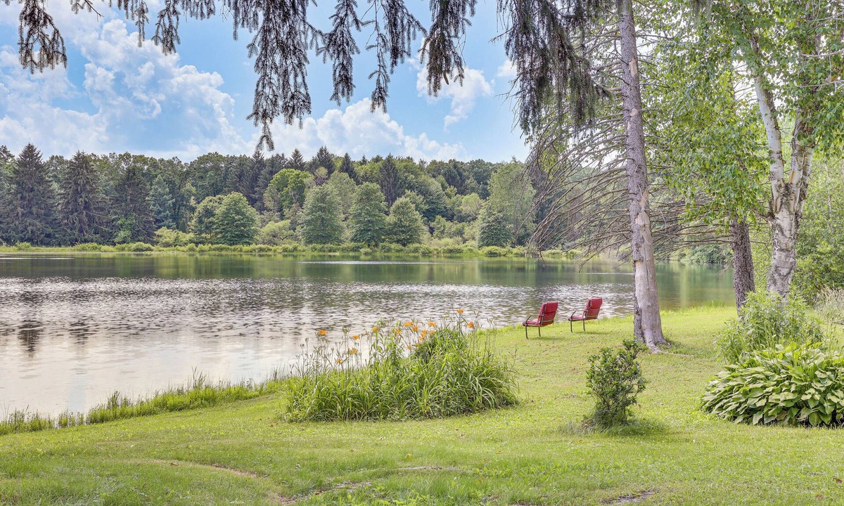 Grove City House | Private 5-Acre Lake: Pet-Friendly Grove City Home