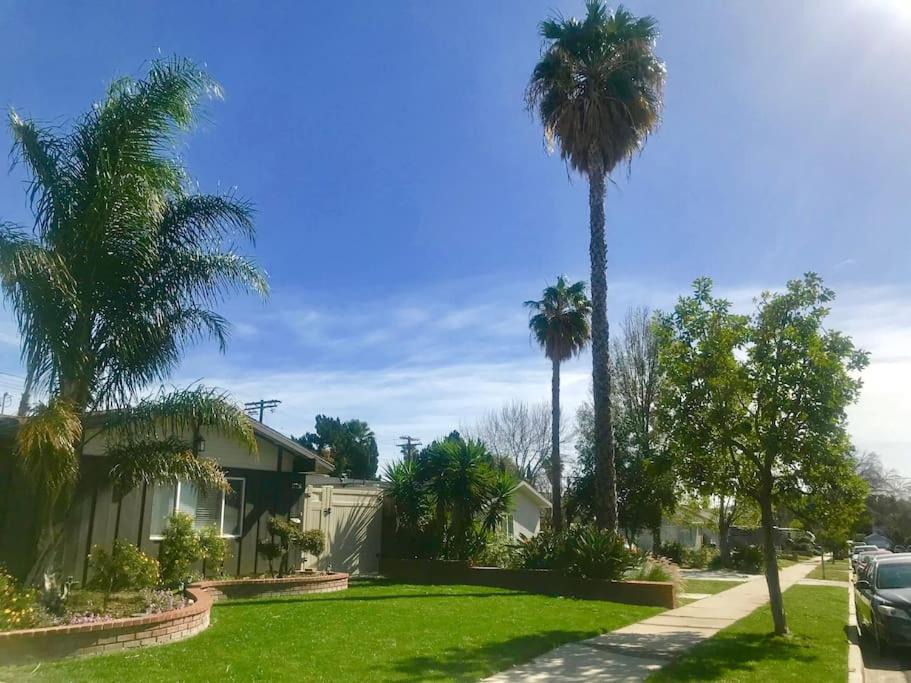 Granada Hills North Apartment | Private Modern Guesthouse with backyard