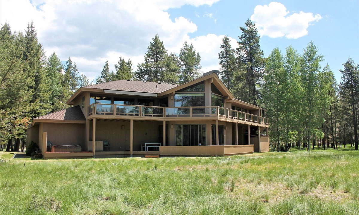 Sunriver House | Private Riverfront Home with Panoramic Views, Hot Tub - SHARC Passes
