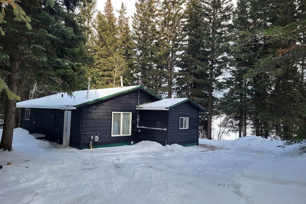 Division No. 3 Cabin | Private Waterfront Cabin Ideal for Outdoor Adventures in Alberta