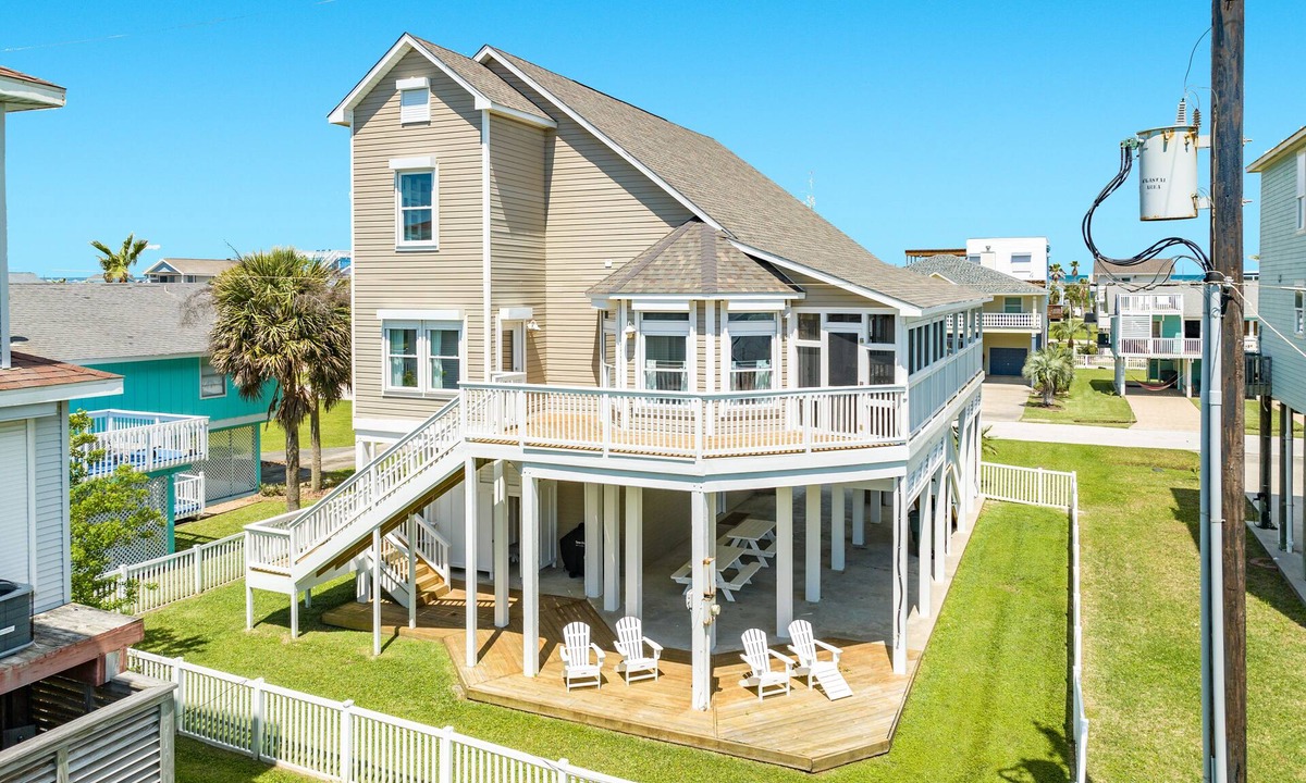 Pirates Beach House | Private West End Home, Dog Friendly, Open Deck & Large Patio - Ready for You!