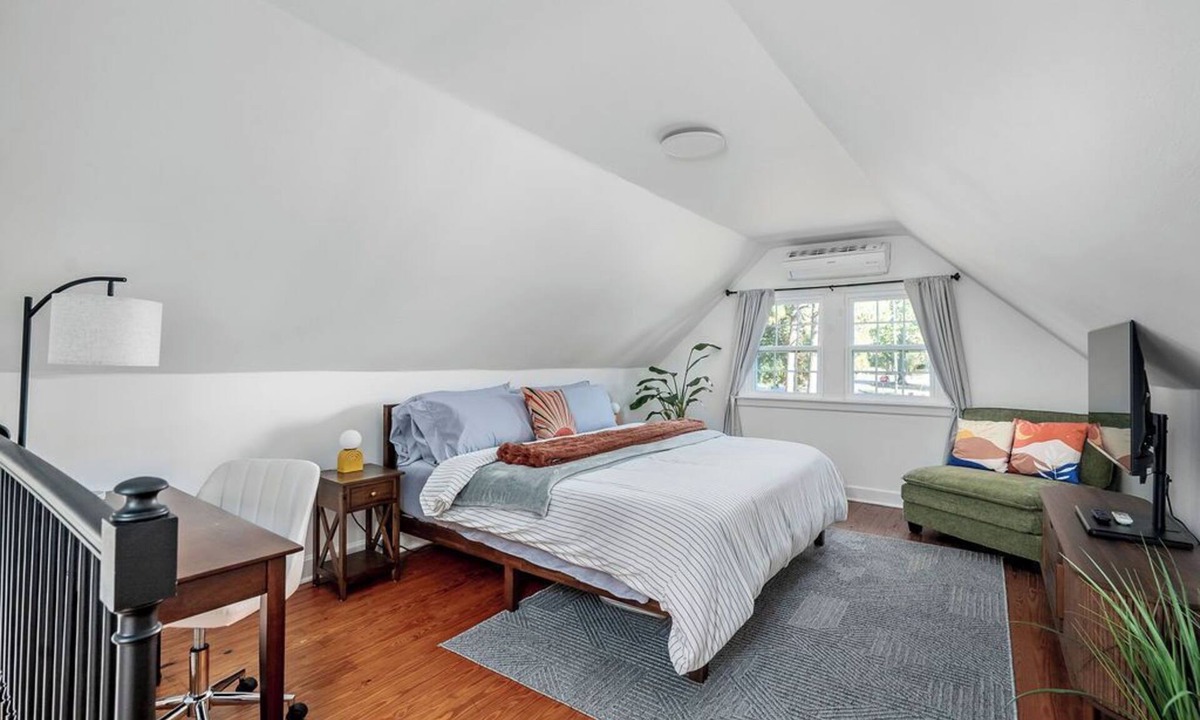 Aiken Apartment | Putter's Loft: Aiken Golf Course & Downtown NEW apartment with king bed