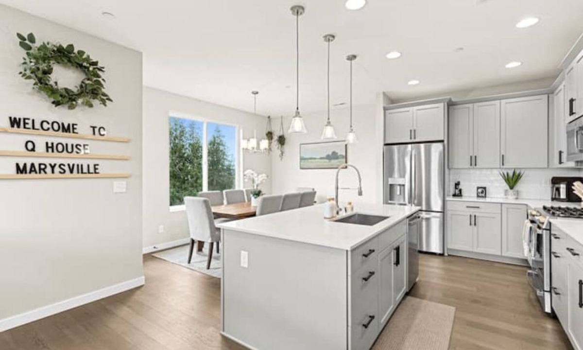 Everett House | Q House in Marysville 4BR, 3.5Bath + AC Amazing Views, Kid & Pet Friendly