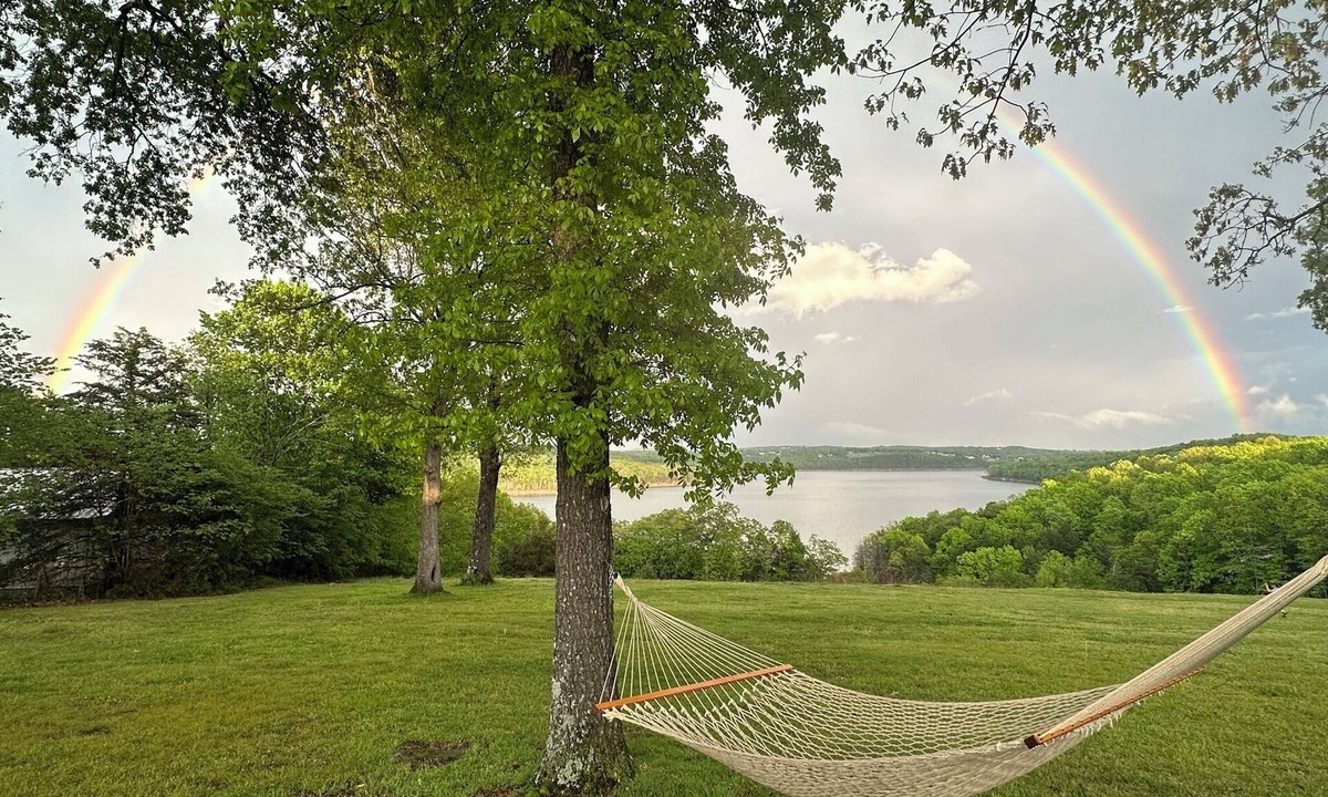 Gamaliel Cabin | Quaint Family, Couples Cottage ON The Lake! Stunning View, Near Marinas, Trails