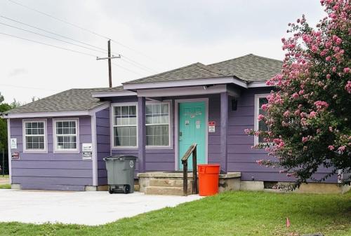 Lawton House | QUICK 1 mile to Ft Sill! Wizard Cottage sleeps 5 adults & Pets Welcome!