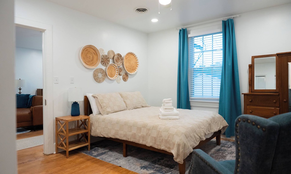 Earlewood House | Quiet 1 BR Near Downtown Fast Wi-Fi, Monthly-Stay, Full Kitchen, In-Unit Laundry