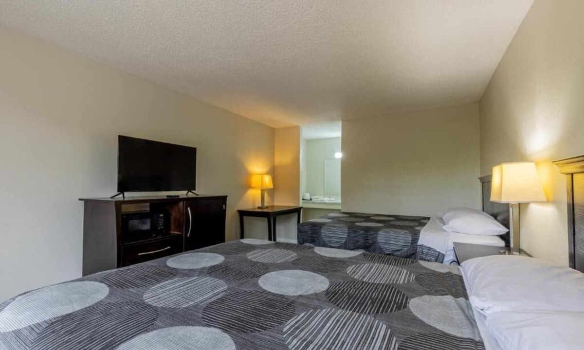 Beeville Hotel | Quiet Budget Stay Near Beeville Country Club | 4 Rooms Perfect for Group Stays!