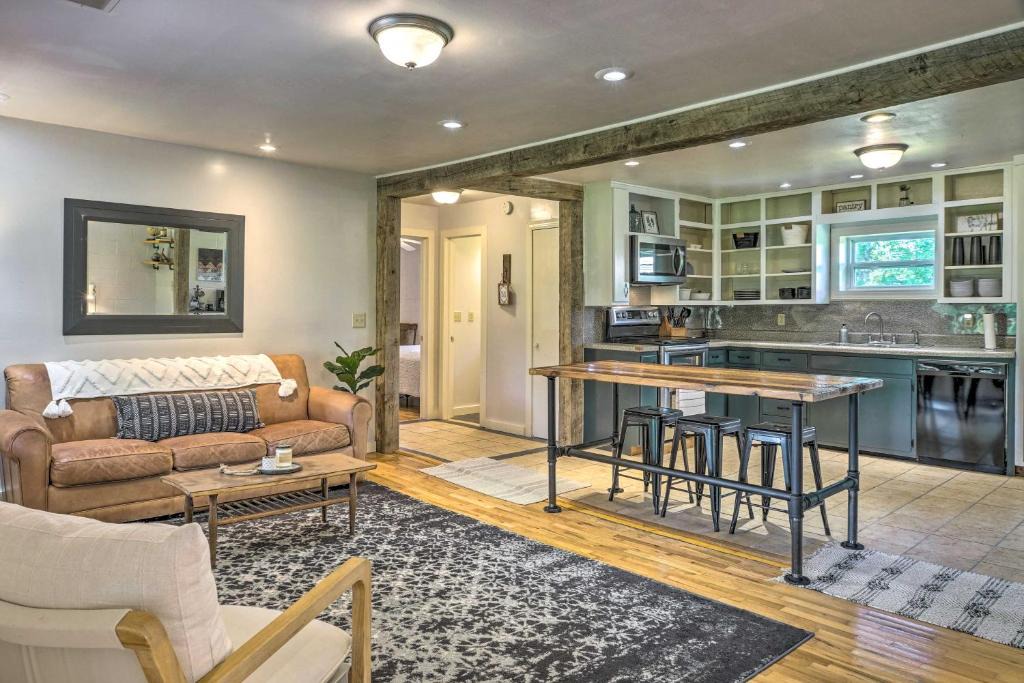 Squires House | Quiet Country Home in Ava with Chic Interior!