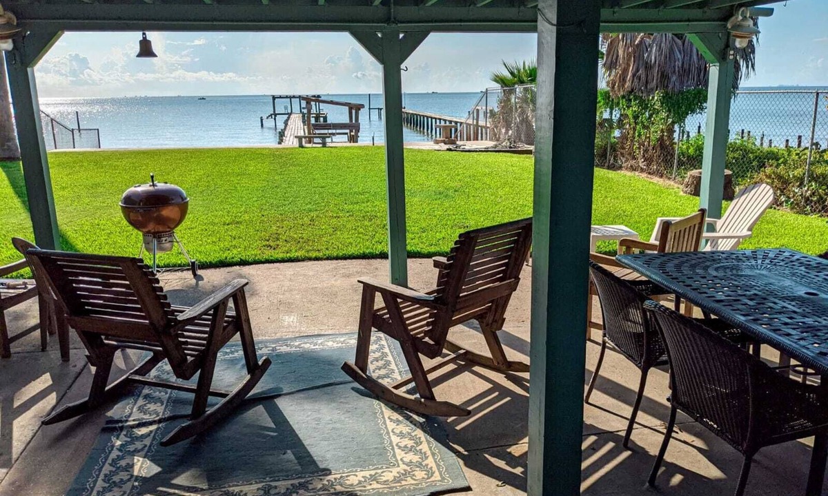 San Leon House | Quiet Family Kept Waterfront Bayhouse With Great Fishing Pier