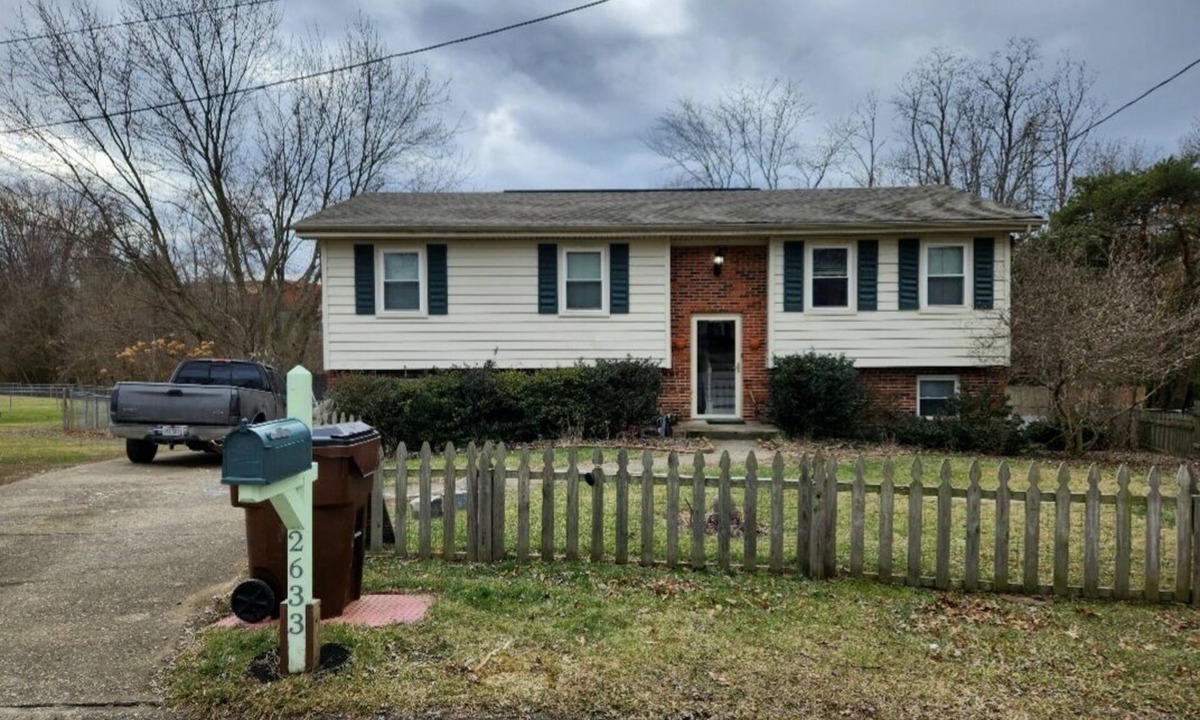 Burlington House | Quiet fenced in bi-level home on a cul-de-sac street.