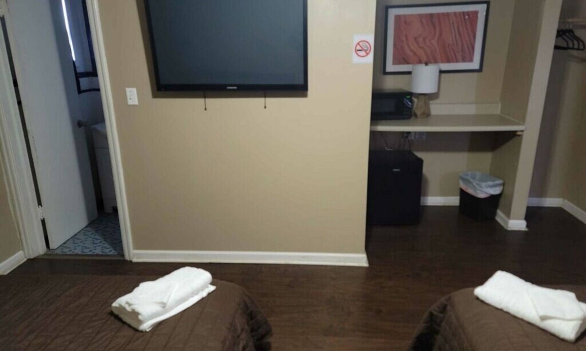 Jacksonville Hotel | Quiet stay, 2 Beds & One baths for travelers