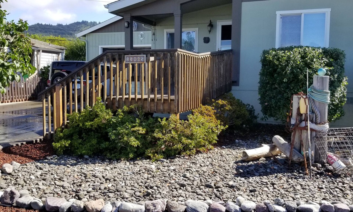 Harbor Cottage | R Sounds of the Sea -Home w/Rooftop deck-Oceanview -Children over 11-no pets -n