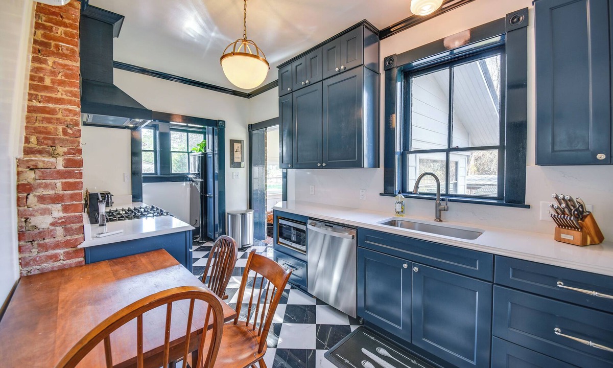 Zanoni Cottage | Radiant Gloucester House w/Private Porch!