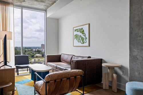 Rainey Street Historic District House | Rainey St 1BR - Heated Pool - Gym - Bar - DT ATX