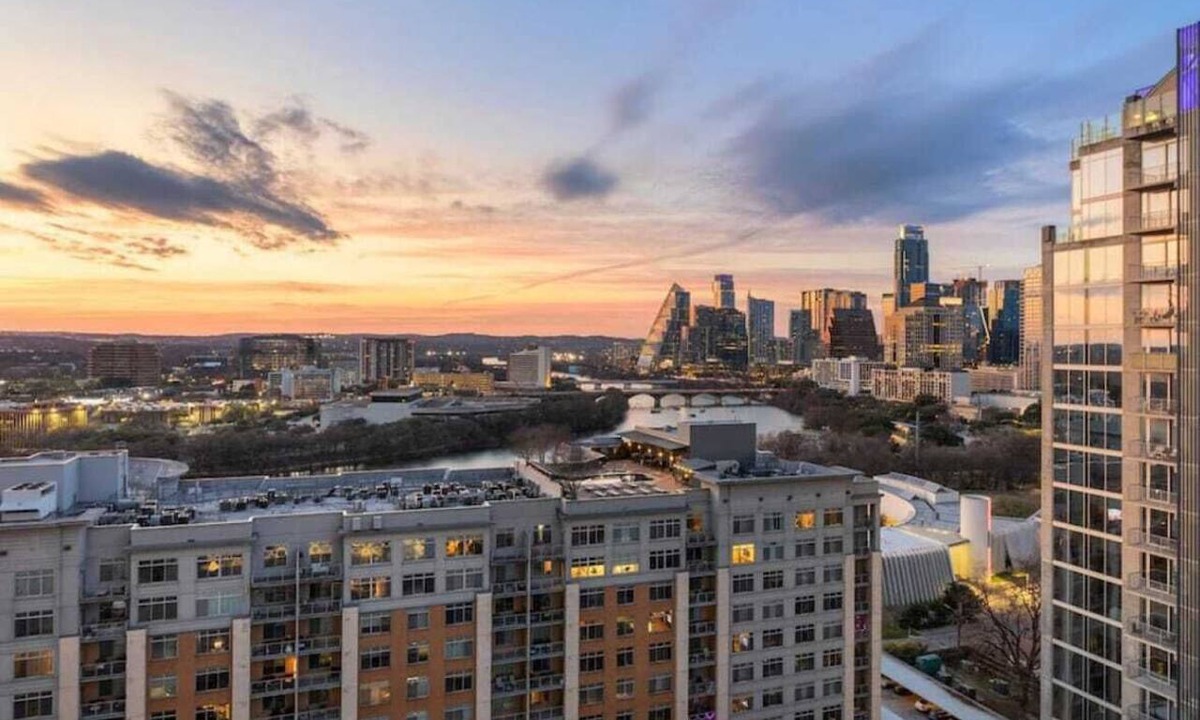 Rainey Street Historic District Condo | Rainey St Luxury Condo | Rooftop Pool & Gym