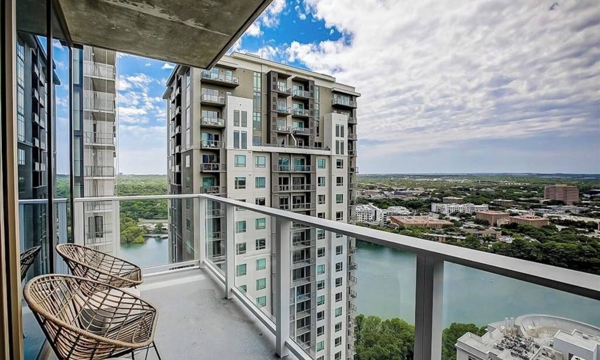 Rainey Street Historic District Condo | Rainey Street condo w/lake & sunset-view balcony - rooftop pool & gym