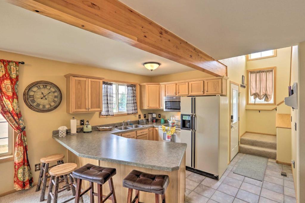 Red Lodge House | Red Lodge Retreat with Porch about 7 Mi to Skiing!