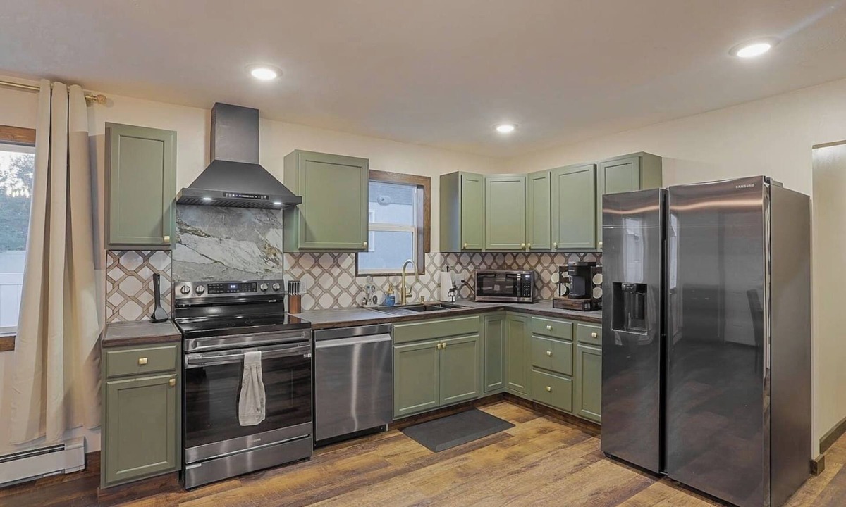 Livingston House | Refined 6BR Moose & Bear Lodge by Sweetheart Stays