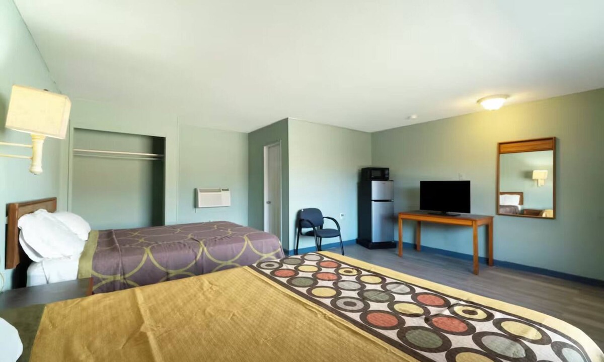 Clute Hotel | Relax in Peace - 2 Rooms Near Lake Bend – Just Over 1.6 Miles Away!