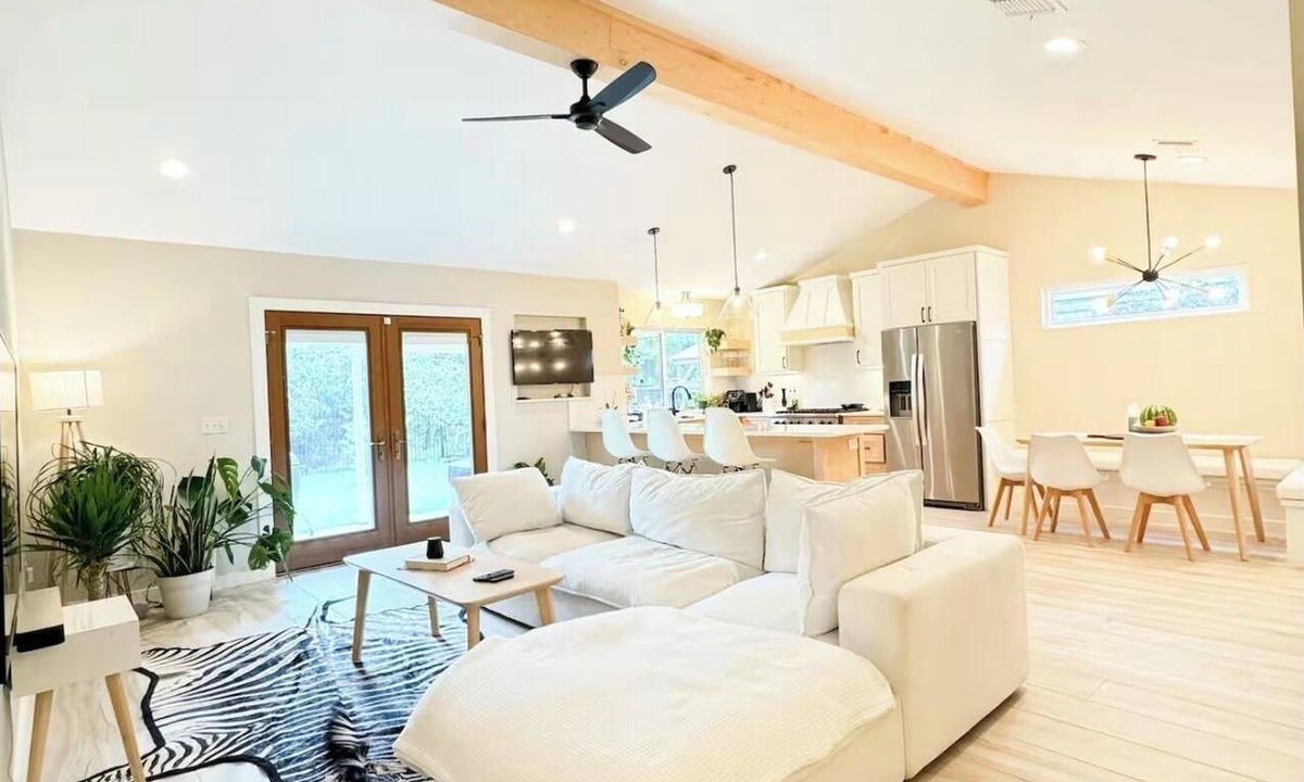 Austin House | Relax & Recharge - Modern South ATX + Cowboy Pool