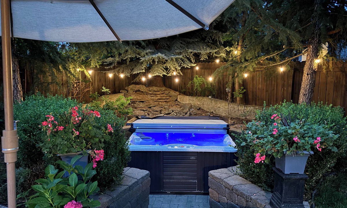 Eagle House | Relax & unwind in sun rm yoga rm & private HOT TUB