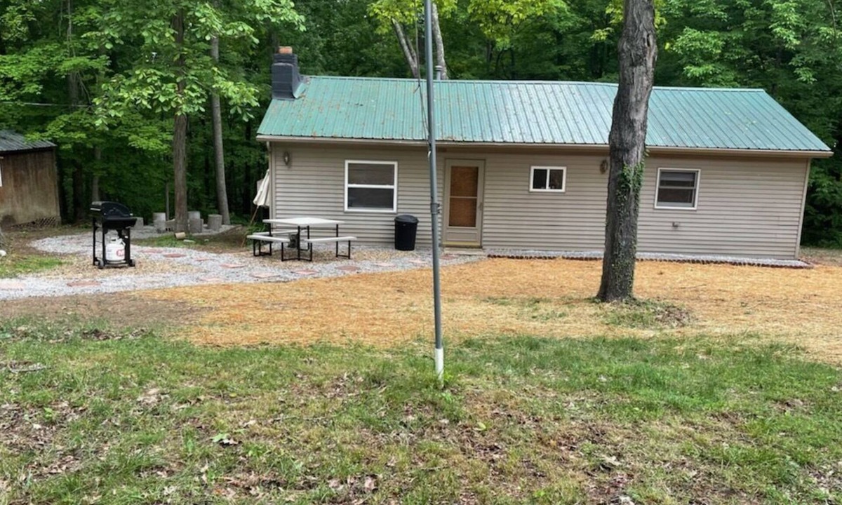 Glouster Cabin | Relaxing 2 bedroom cabin near Burr Oak State Park