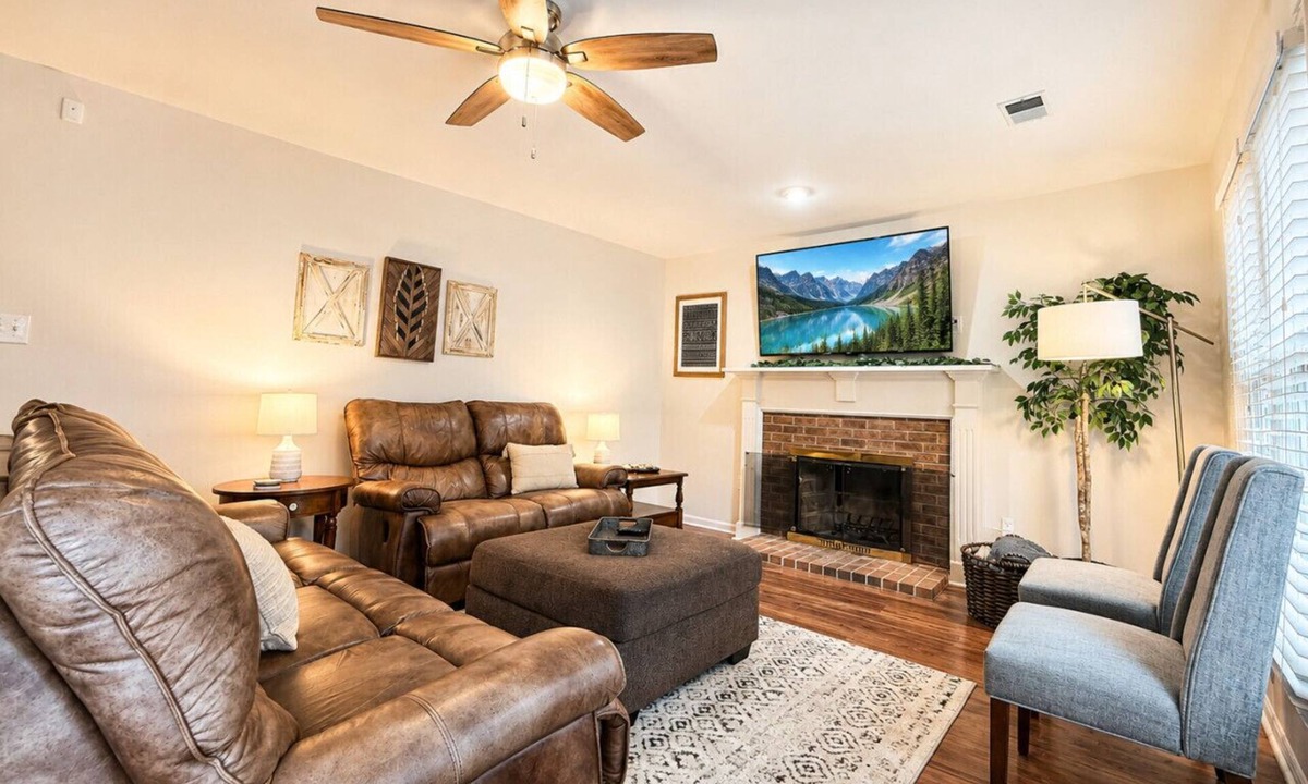 Charlotte House | Relaxing Backyard BBQ 5BR Pet Friendly