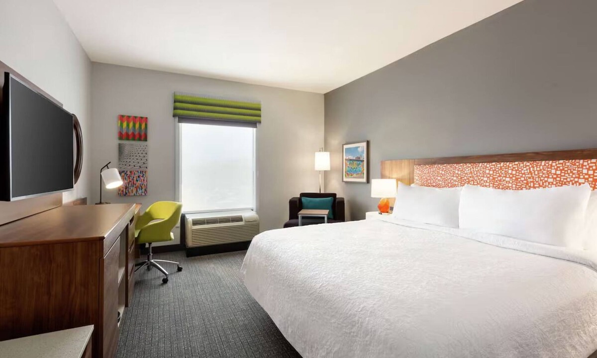 Houston Hotel | Relaxing Houston Stay w/Parking, Indoor Pool Access | Star Cinema Grill - 5.3mi