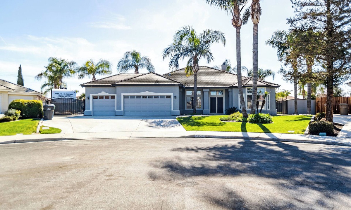 Rosedale House | Relaxing Pool and Spa Beautiful NW Bakersfield