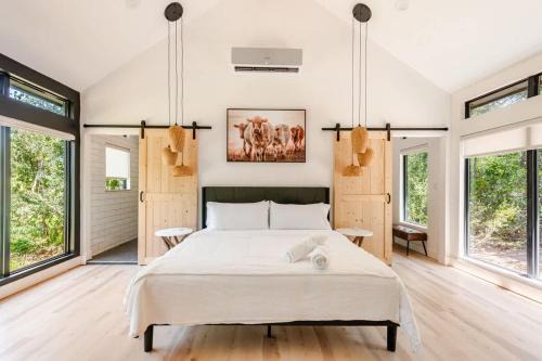 Cedar Creek House | Relaxing Ranch Friendly Animals Modern Stay Cabin 1