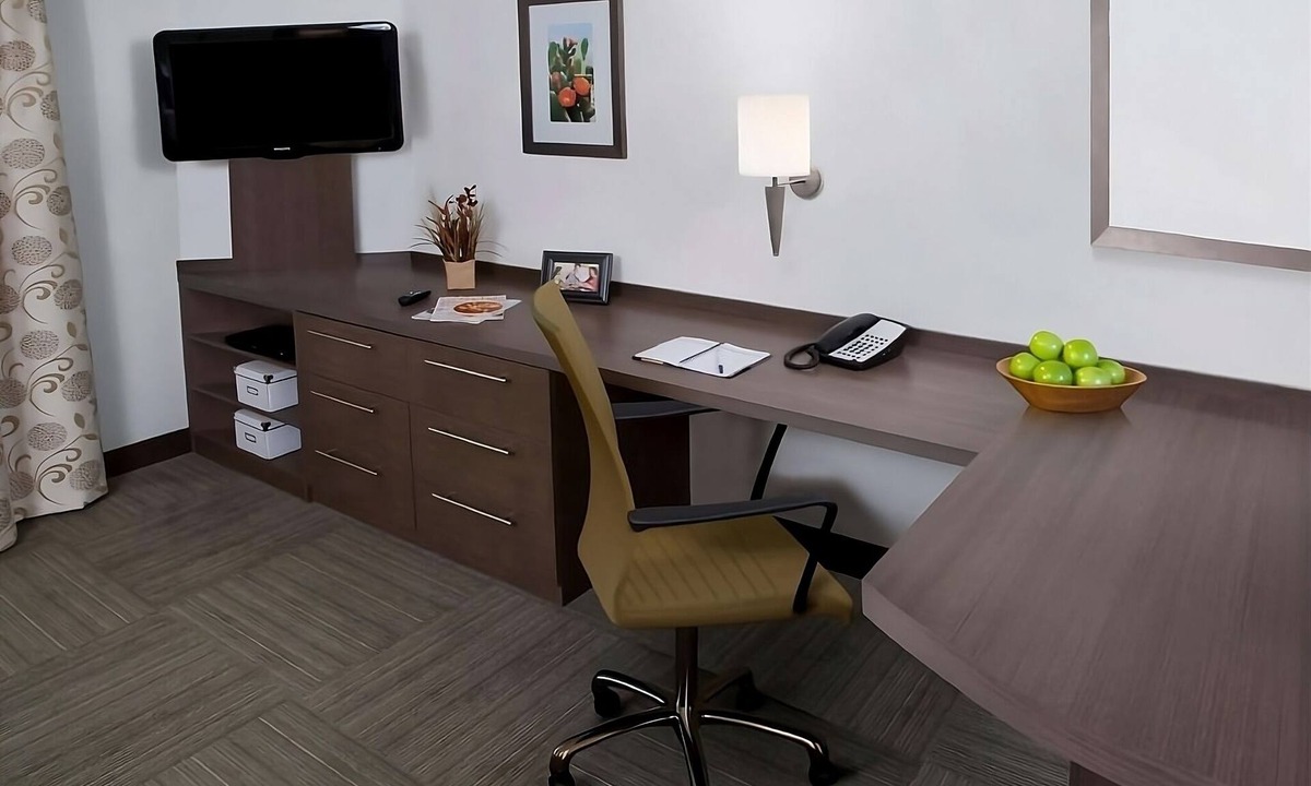 Memorial Hotel | Relaxing Vacation! Close to Toyota Center! Spacious Suites! Pets Allowed Here!