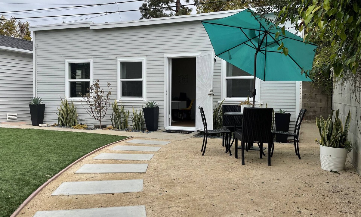 Clarkdale House | Remodeled Detached Guest House w/Washer, Dryer and Parking